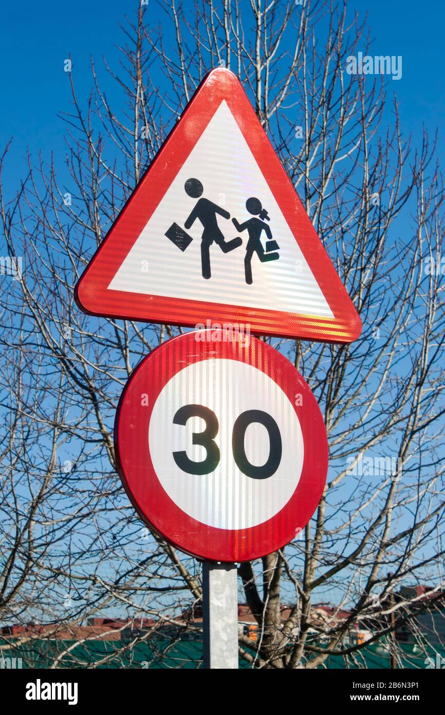 Signalisation double, avance scolaire et signalisation d'avertissement de vitesse maximale 30. Banque D'Images