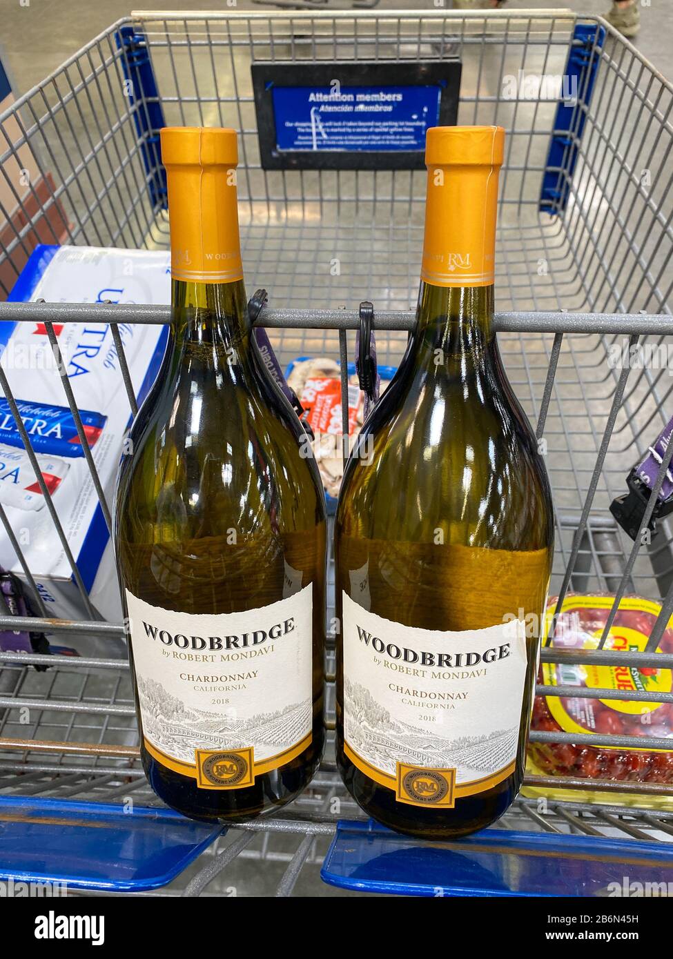 Orlando,FL/USA-3/2/20: Une voiturette avec deux bouteilles de vin chardonnay Robert Mondavi de Woodbridge à un club de Sams à Orlando, en Floride. Banque D'Images