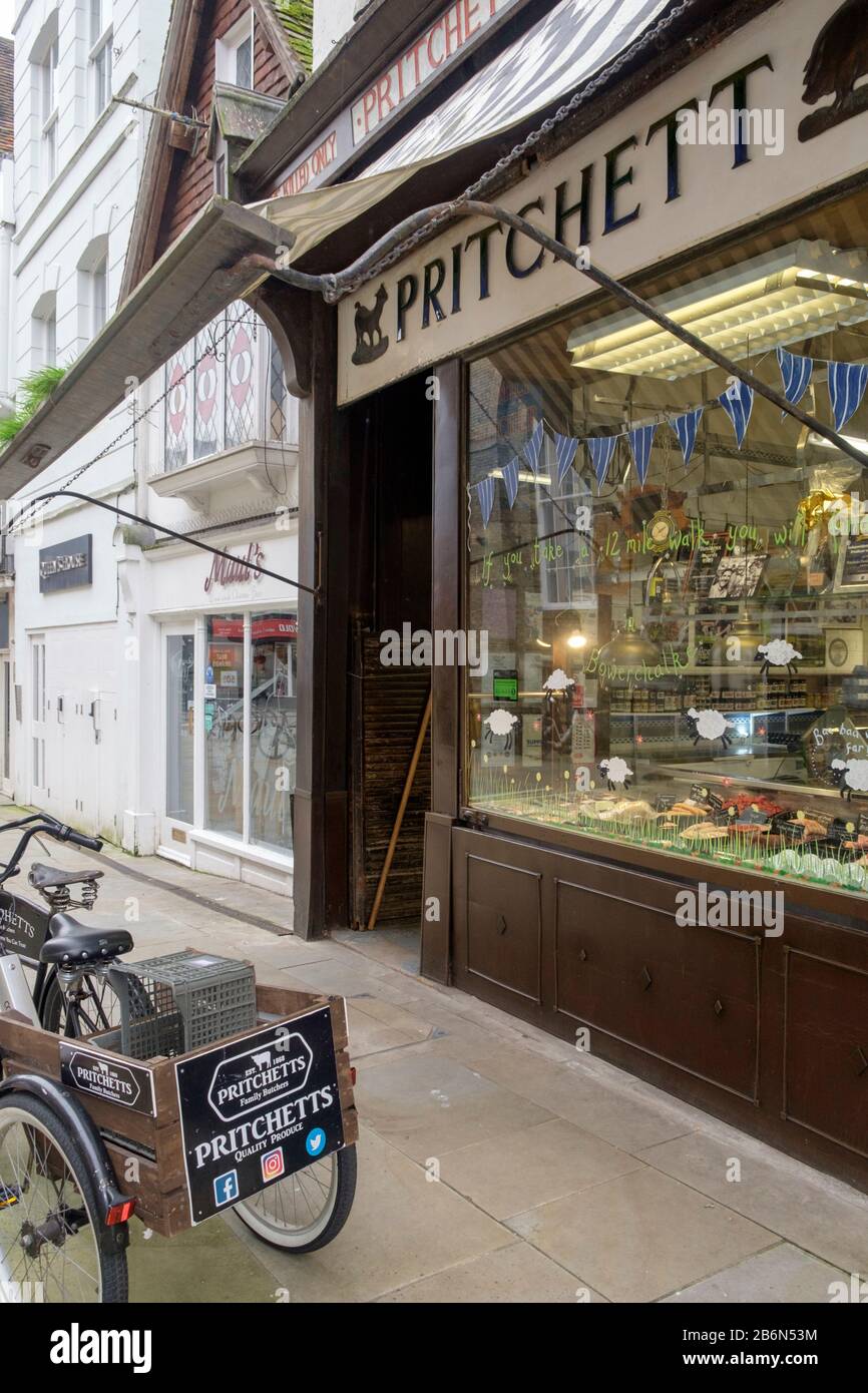 Vélo de livraison traditionnel des bouchers à l'extérieur de Pritchetts les bouchers à Salisbury Wiltshire Royaume-Uni Banque D'Images