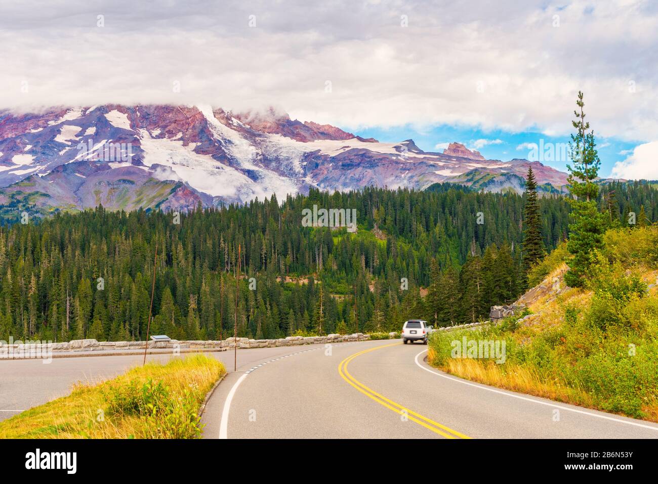 Route Dans Le Parc National Du Mont Rainier, Washington, États-Unis Banque D'Images