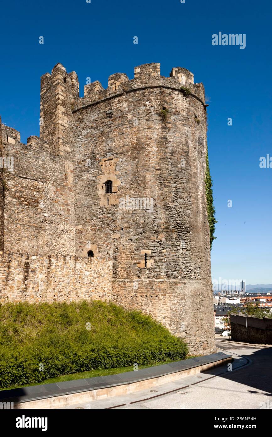 Tour nord du château des Templiers à Ponferrada médiévale, Bierzo, Espagne. Banque D'Images