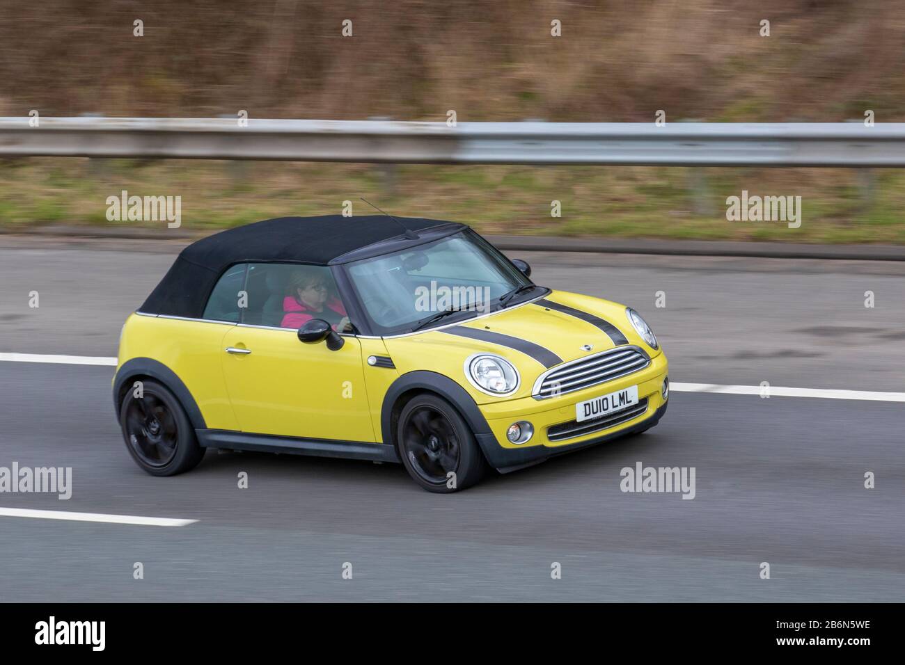 2010 jaune Mini Cooper S Clubman cabrio ; circulation automobile britannique, transport, véhicules modernes, berlines, véhicules en mouvement flou, véhicule, routes, moteurs, automobilistes motorisés sur l'autoroute M6 Banque D'Images