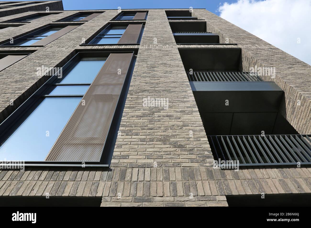 Harrington House, un nouveau bloc d'appartements de 13 étages en brique sur St Dunstans Road, Woking, Royaume-Uni. Banque D'Images