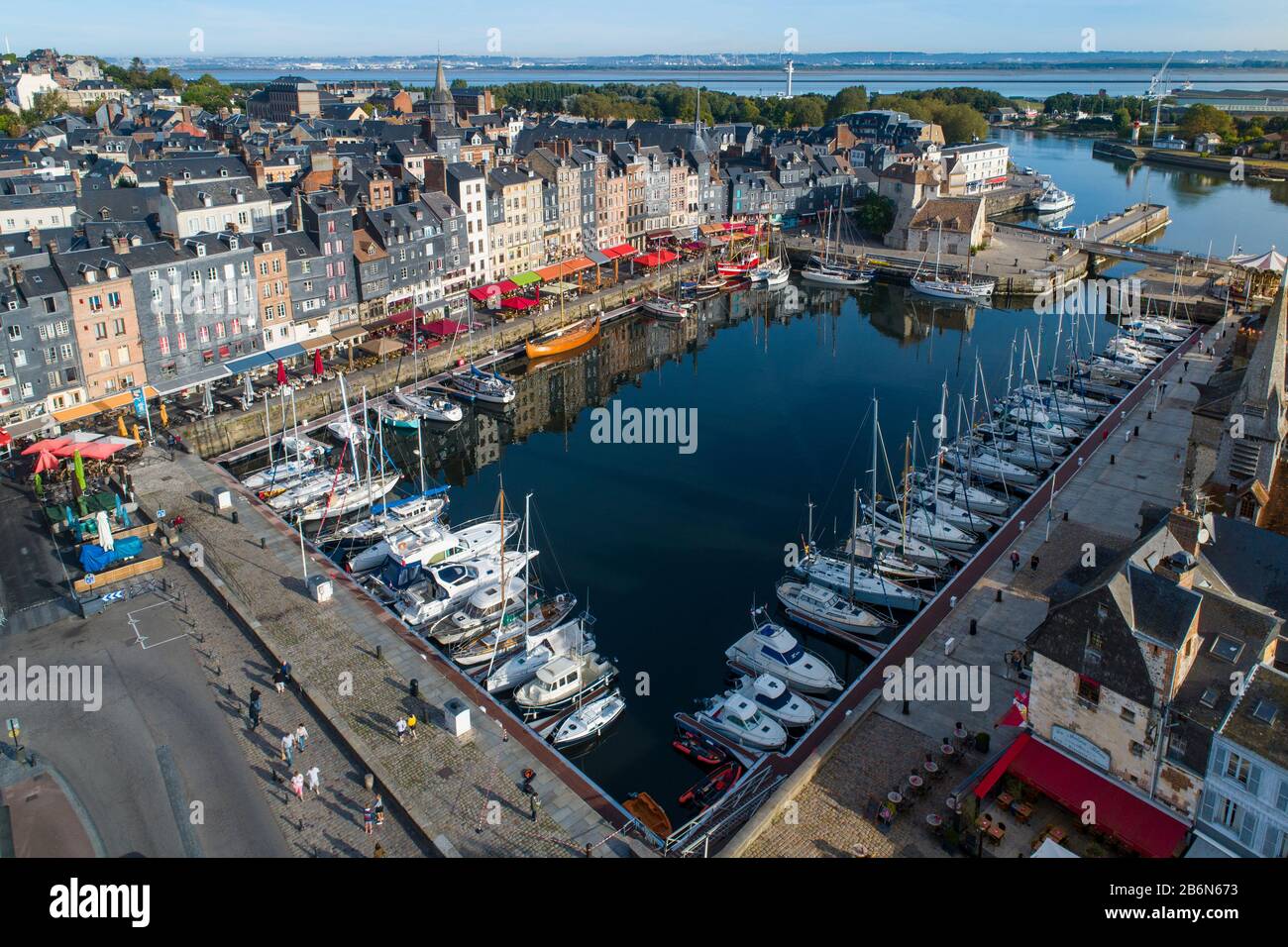 France, Normandie, vue aérienne de Honfleur et son port pittoresque, son vieux bassin et le quai Sainte Catherine Banque D'Images