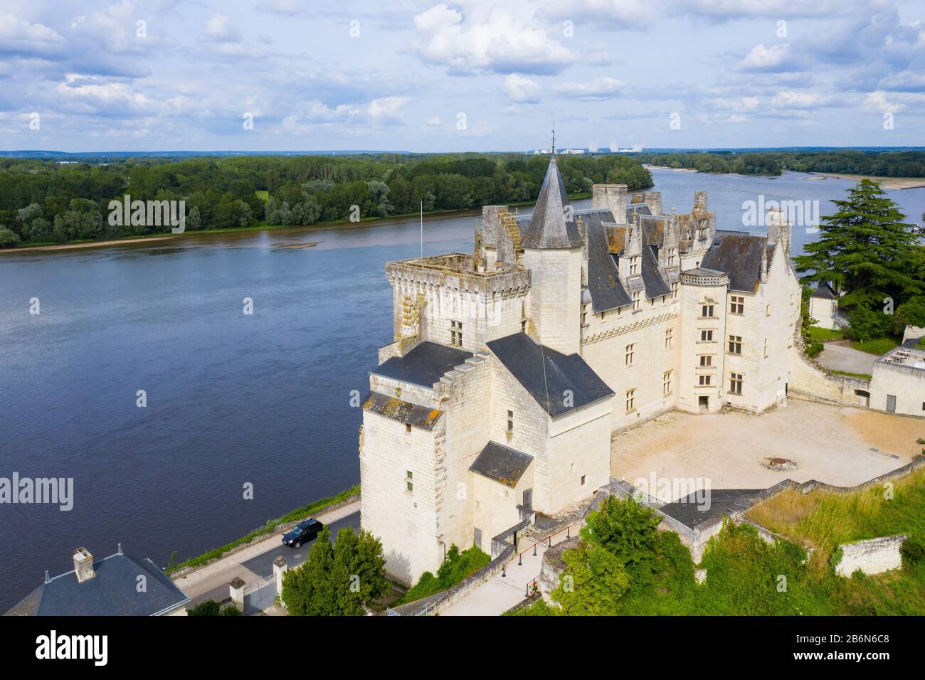 Vue aérienne sur le château de Montsoreau au confluent des rivières Loire et Vienne. Montsoreau (Étiqueté Les Plus Beaux Villages De France), Main Banque D'Images