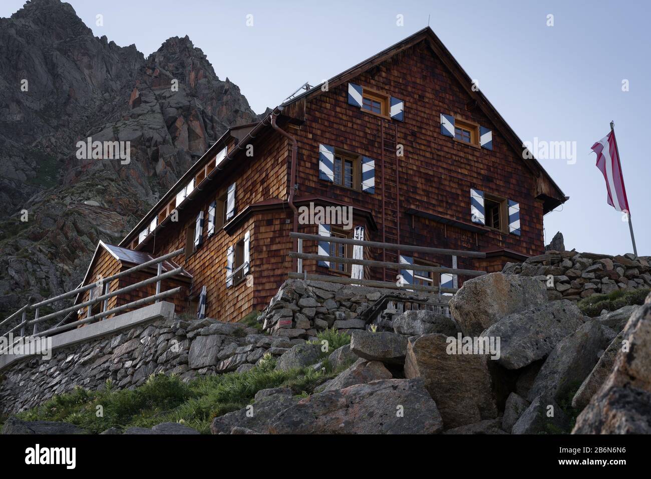 Une belle cabane de montagne à Vorarlberg, Autriche. Banque D'Images