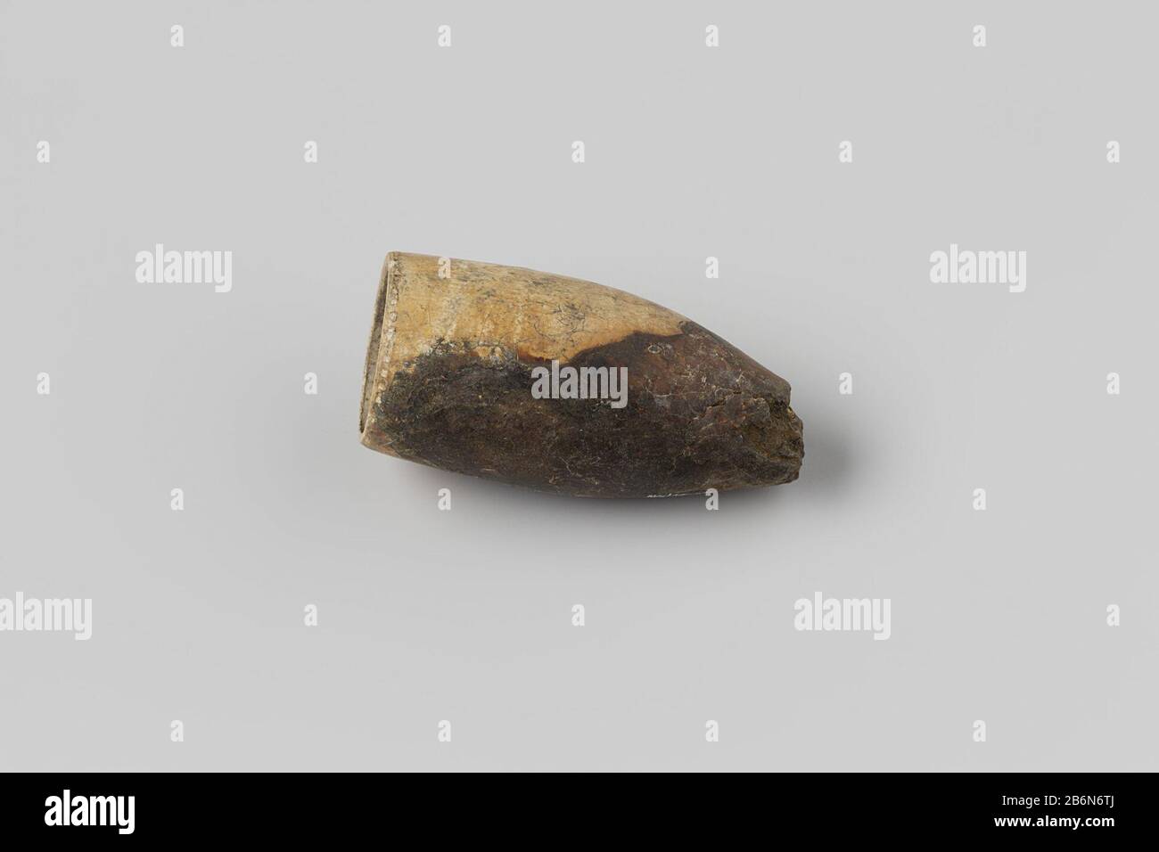 Tuyau, bol, heelmark illisible; fragment. Fabricant : anoniemPlaats fabrication: Nederland Dating: 1700 - in of voor 13-aug-1743 matériau: Pijpaarde Dimensions: L 4,3 cm. × d 2,1 cm. Date : 1743-08-13 - 1743-08-13 Banque D'Images