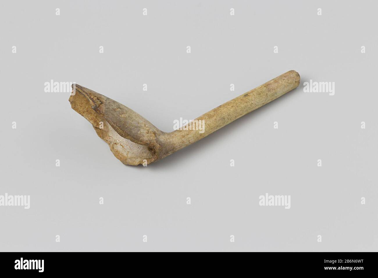 Tuyau, bol sans talon : décoration estampillée ; fragment, empreinte illisible. Fabricant : anoniemPlaats fabrication: Nederland Dating: 1700 - in of voor 13-aug-1743 matériau: Pijpaarde Dimensions: L 7,3 cm. × b 2 cm. × d 3,7 cm. Date : 1743-08-13 - 1743-08-13 Banque D'Images