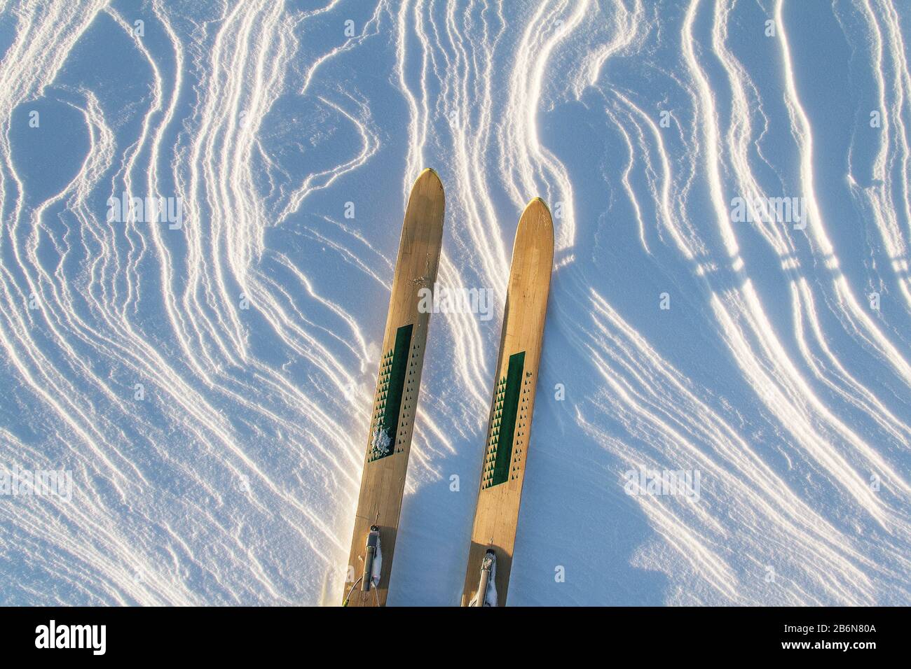 Paire De Skis En Bois Vintage Devouassoud à Chamonix, Avec Piolet Simond