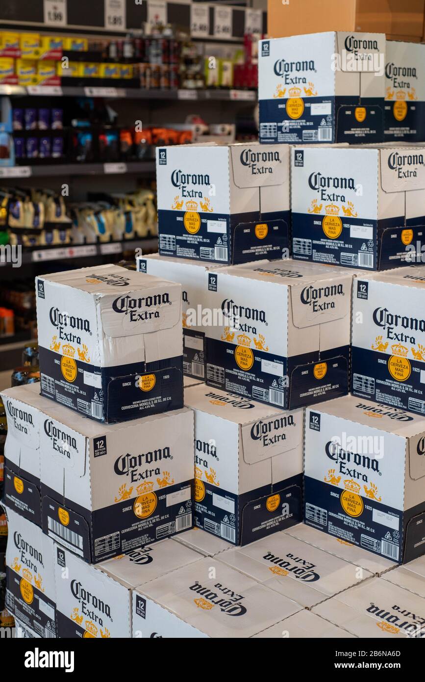 Les boîtes empilées contenant des bouteilles de Corona Extra de la bière pour la vente dans un supermarché. Banque D'Images