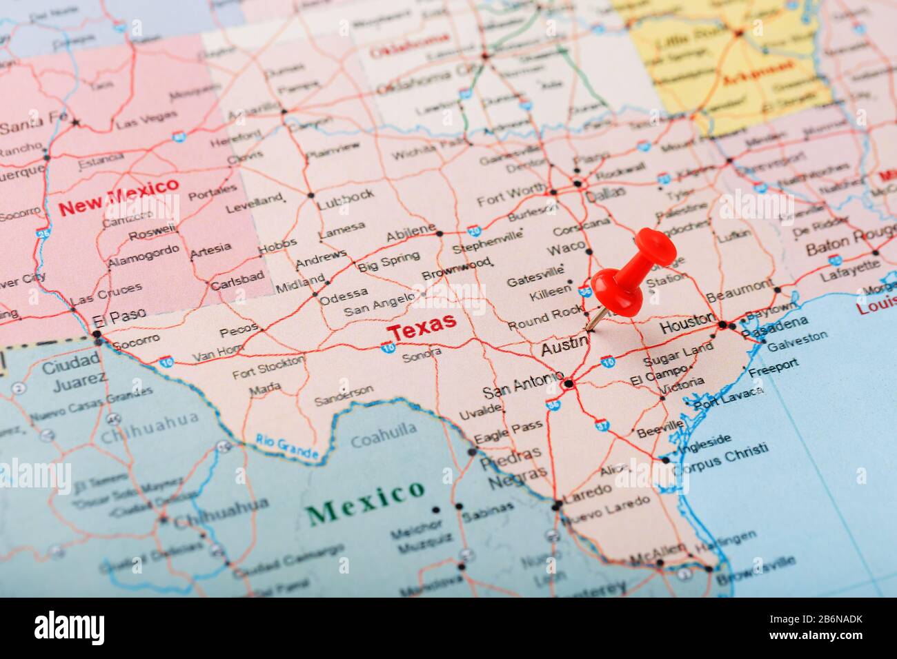 Aiguille de bureau rouge sur une carte des États-Unis, du Texas et de la capitale Austin. Gros plan carte Texas avec Red Tack, broche de carte des États-Unis Banque D'Images