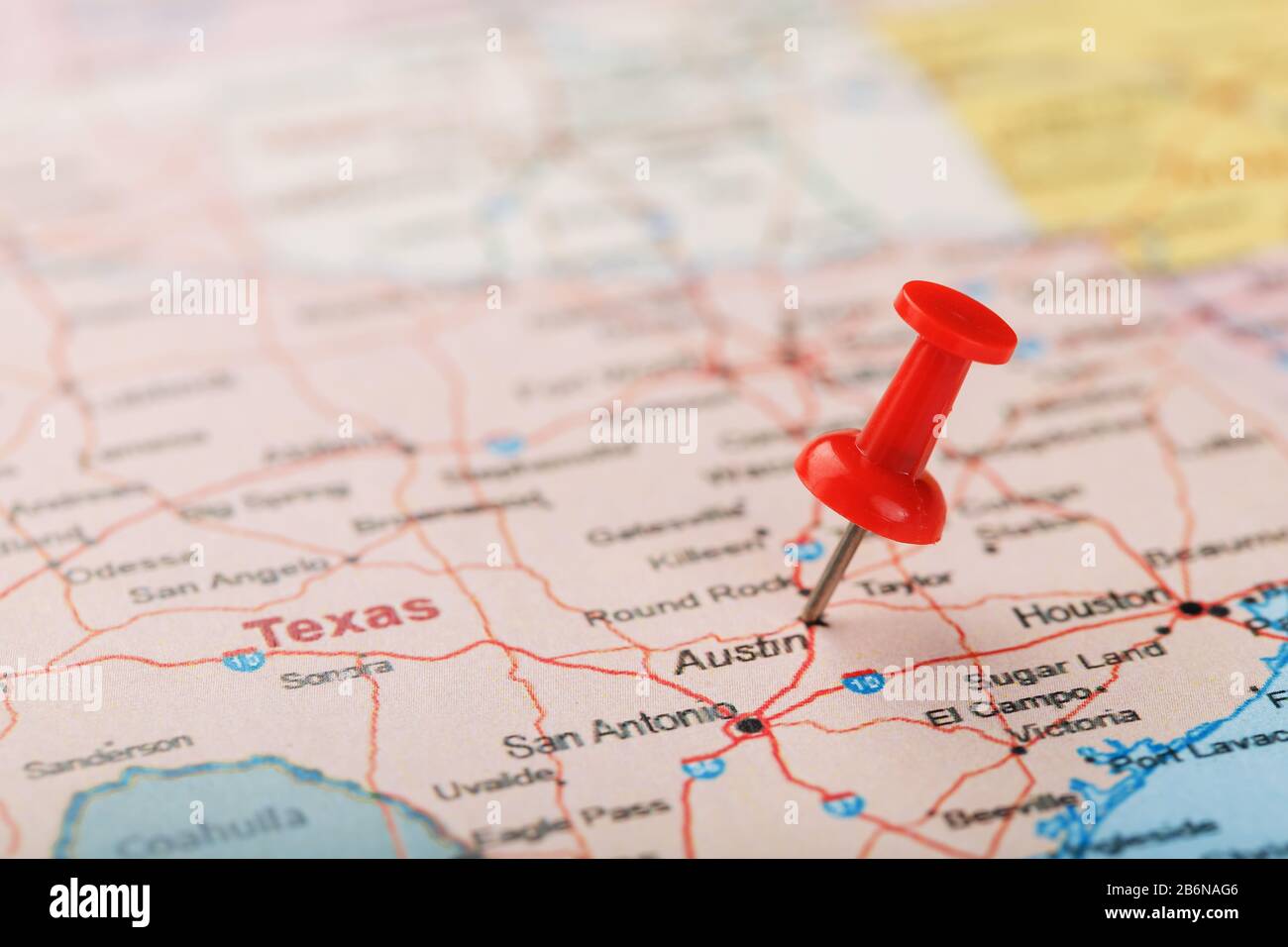 Aiguille de bureau rouge sur une carte des États-Unis, du Texas et de la capitale Austin. Gros plan carte Texas avec Red Tack, broche de carte des États-Unis Banque D'Images