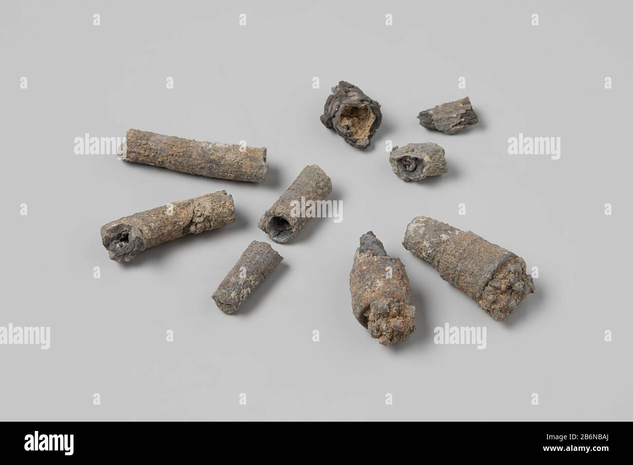 Outils et instruments, médical, seringue enema; fragm d'aiguilles, corrodé: Embouts filetés id. Ng 1980-27H1632/1799: Fragm id Ng 1980-27H1632: Fragm de l'ID de tube de tapilage NG 1980-27H1456. Fabricant : anoniemPlaats fabrication: Nederland Dating: 1700 - in of voor 13-aug-1743 matériau: TiN Dimensions: H 4 cm. (grooste) × d 2 cm. × h 1,9 cm. (kleinste) × d 1,1 cm. Date : 1743-08-13 - 1743-08-13 Banque D'Images