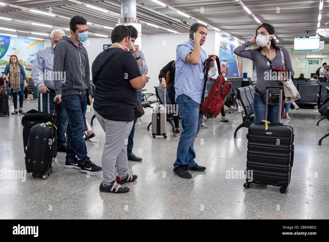 San Pedro Sula, Honduras. 11 mars 2020. Les travailleurs et les passagers de l'aéroport international Ramon Villeda Morales de San Pedro Sula portent des masques par mesure de précaution lors de la pandémie de coronavirus dans le monde entier le mercredi 11 mars 2020. Le ministre hondurien de la Santé a demandé à tous les employés travaillant à l'aéroport de porter des masques de protection. Photo De Ken Cedeno Crédit: Ken Cedeno/Zuma Wire/Alay Live News Crédit: Zuma Press, Inc./Alay Live News Banque D'Images