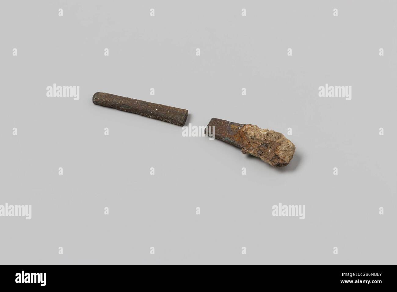 Couverts, fragment : tige de fourche ou cuillère ; fragm, sim. Ng 1980-27 h536. Fabricant : anoniemPlaats fabrication: Nederland Dating: 1700 - in of voor 13-aug-1743 kenmerken physique: Koper matériel: Koper Dimensions: L 5,9 cm. (aan elkaar) × b 1,1 cm. × d 0,2 cm. Date : 1743-08-13 - 1743-08-13 Banque D'Images