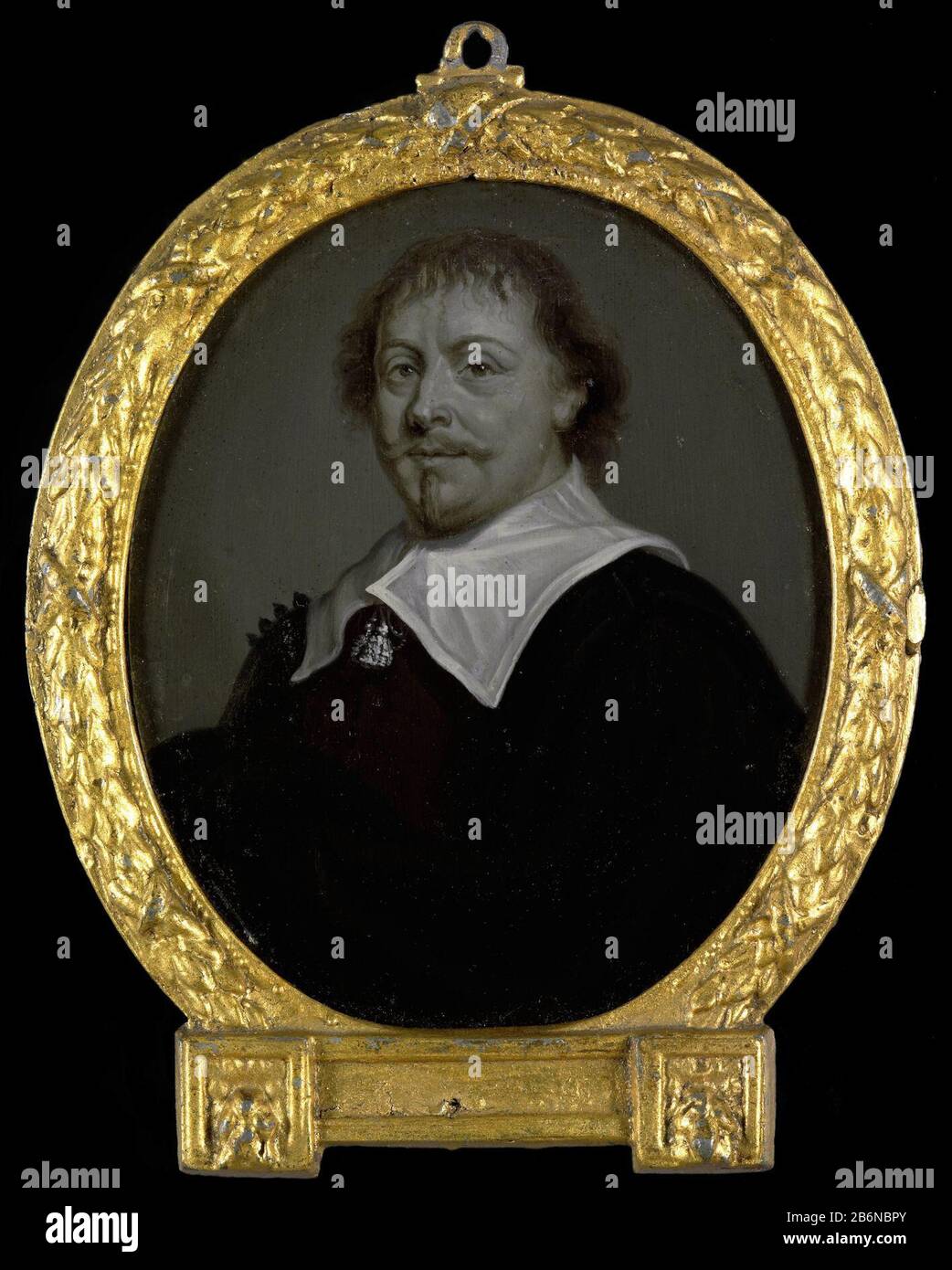 Portrait De Francis Santé (1613-90). Pasteur à Zevenbergen et au Brésil. Buste dans ovale à gauche. Fait partie d'une collection de portraits de dichroteurs néerlandais. Fabricant : peintre: Arnoud van Halen Imprimer auteur: Jonas Suyderhoef (copie à) Date: 1700 - 1732 Caractéristiques physiques: Huile sur étain matériau: Huile d'étain technique: Grisaille Dimensions: Moyen: H 11 cm. B × 9,5 cm. Taille externe : 13,6 cm h. B × 10,6 cm. Panneau : H 34,8 cm. (Emballé avec SK-A-4583), b × 17 cm. D × 2 cm. Objet: Portrait d'un écrivain, poète, authorWie usine française Banque D'Images