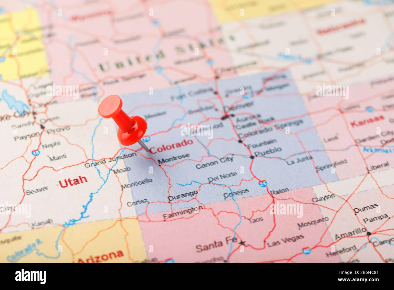 Aiguille de bureau rouge sur une carte des États-Unis, du Colorado et de la  capitale Denver. Gros plan carte Colorado avec Red Tack, broche de carte des  États-Unis Photo Stock - Alamy
