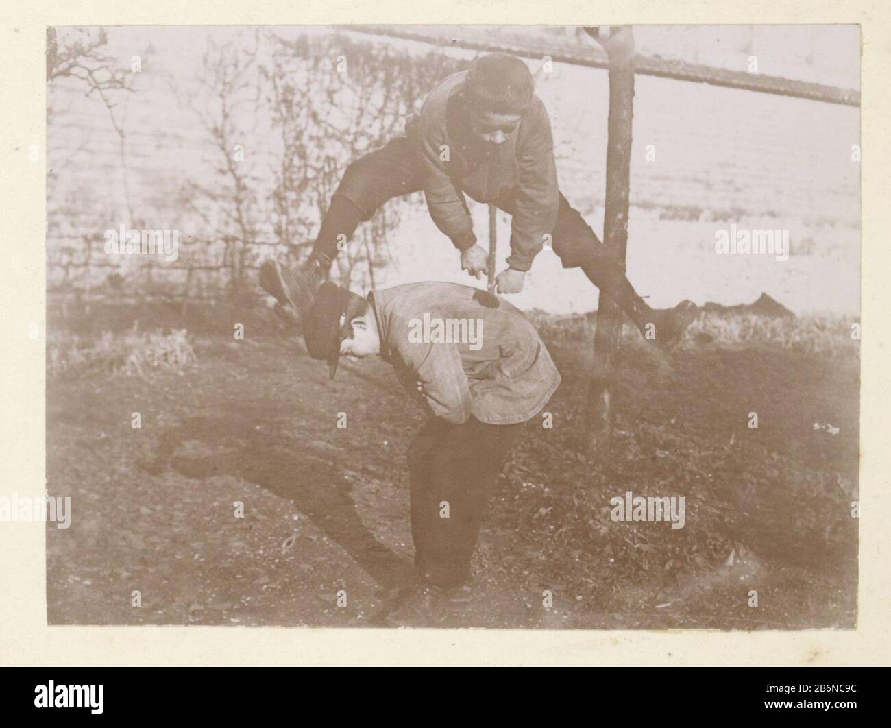 Franse jongens spelen 'haasje over' (bokspringen) une partie de la ...