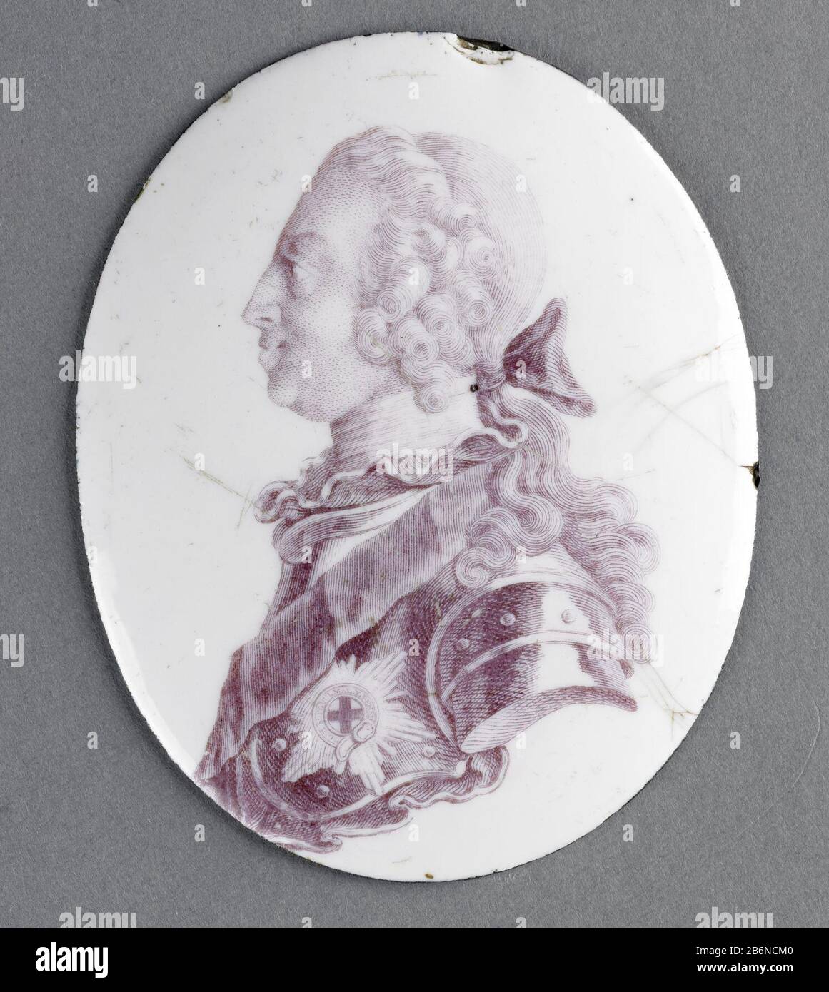 Frederick Louis (1707-51), prins van Wales, SK-A-4402 Portrait de Frederick Louis (1707-51), Prince de Galles. Buste, en profil vers la gauche. Dans un engraci de Simon François Ravenet (le vieux). Fait partie de la collection portretminiaturen. Fabricant : artiste: Fabrication anonyme: Angleterre Date: 1745 - 1755 Caractéristiques physiques: Émail de batterie sur cuivre: Émail de cuivre Dimensions: H 8.9 cm. B × 7,2 cm. D × 0,4 cm. OnderwerpWie: Frederick (Prince de Galles) Banque D'Images