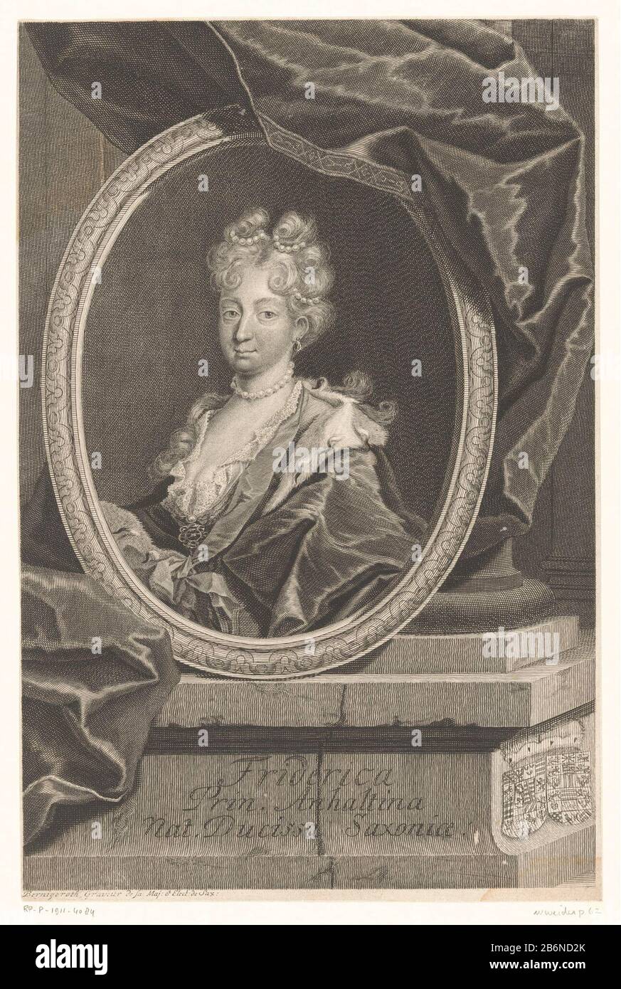 Friederike von Sachsen-Gotha-Altenburg, vorstin van Anhalt-Zerbst Friederike von Sachsen-Gotha-Altenburg, Princesse of Anhalt-Zerbst Type d'objet : Numéro d'article: RP-P-1911-4084 Inscriptions / marques: Marque du collectionneur, verso, gravé: Lugt 2228 Fabricant: Martin Bernigering technique: 1707 matériel: 1707 Gravure / engrala (processus d'impression) Dimensions: Feuille: H 333 mm (coupée dans le bord de la feuille) × W 214 mm (coupée dans le bord de la feuille) Sujet: Personnes historiques - BB - coussinet d'utérus Banque D'Images