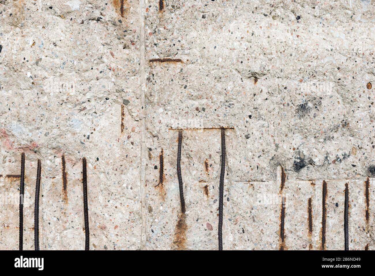 Surface en béton corrodée du mur de Berlin avec carcasse de barres rouillées Banque D'Images