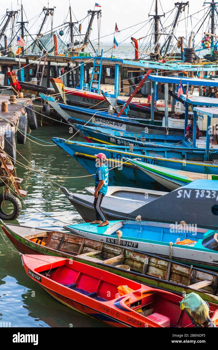 Bateaux de pêche et pêcheurs du port de Sandakan, Sabah District, Bornéo, Malaisie, Asie Banque D'Images