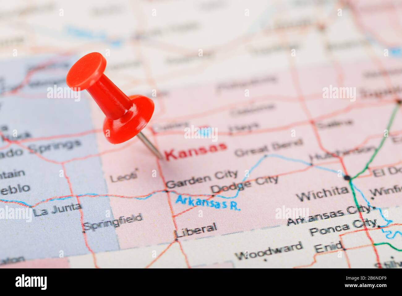 Aiguille de bureau rouge sur une carte des États-Unis, du Kansas et de la capitale Topeka. Gros plan du Kansas avec virement rouge, carte des États-Unis pin USA Banque D'Images