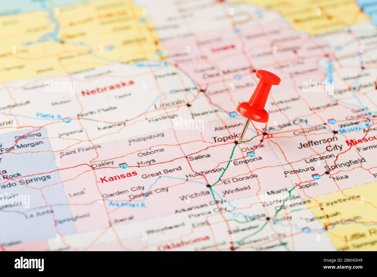 Aiguille de bureau rouge sur une carte des États-Unis, du Kansas et de la capitale Topeka. Gros plan du Kansas avec virement rouge, carte des États-Unis pin USA Banque D'Images
