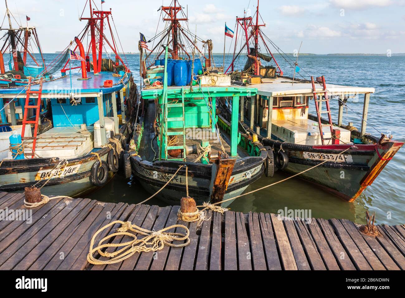 Bateaux de pêche et pêcheurs du port de Sandakan, Sabah District, Bornéo, Malaisie, Asie Banque D'Images