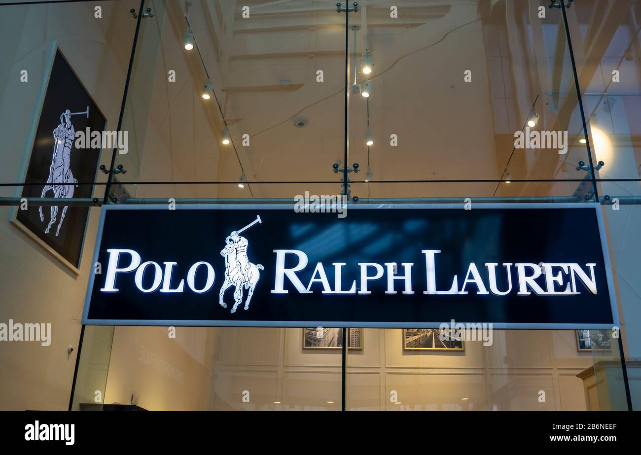 Nom signe et logo de Polo Ralph Lauren au-dessus de l'avant de la boutique  dans le centre commercial Gunwharf Quays, Portsmouth, Hampshire, côte sud  de l'Angleterre Photo Stock - Alamy