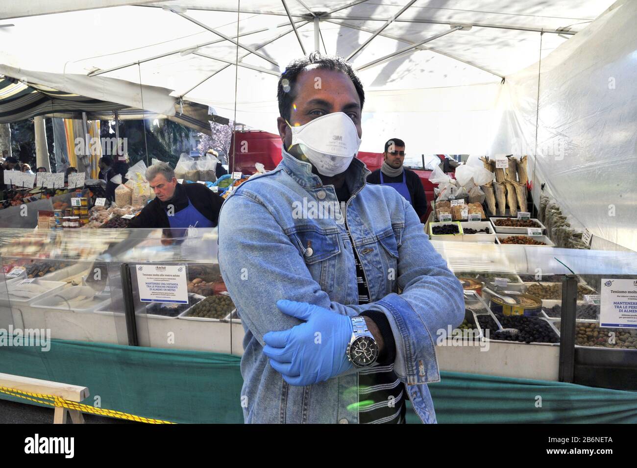 Épidémie du virus Covid-19 en Italie, marché de la rue à Milan Banque D'Images