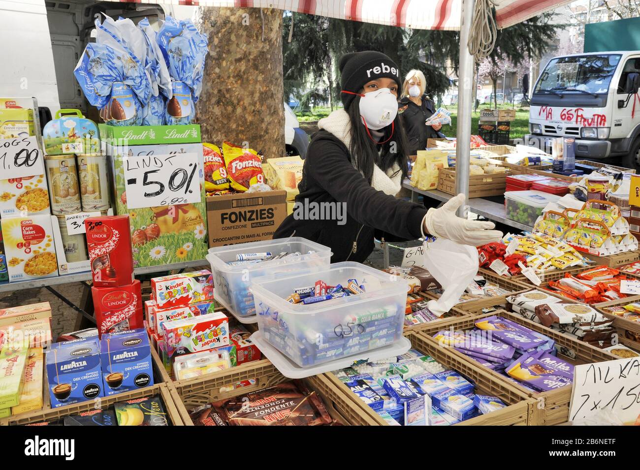 Épidémie du virus Covid-19 en Italie, marché de la rue à Milan Banque D'Images