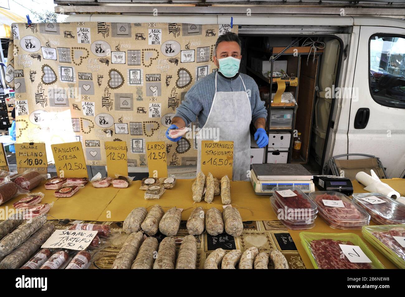 Épidémie du virus Covid-19 en Italie, marché de la rue à Milan Banque D'Images