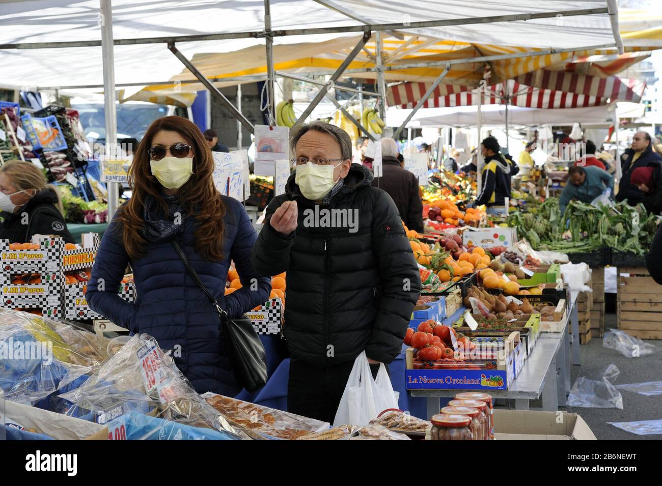 Épidémie du virus Covid-19 en Italie, marché de la rue à Milan Banque D'Images