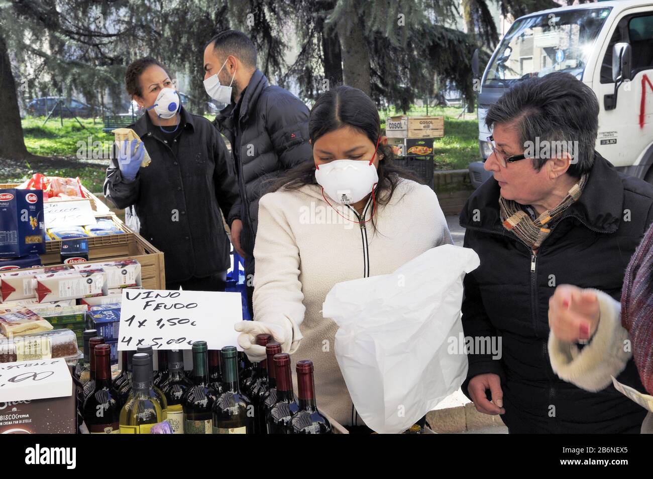 Épidémie du virus Covid-19 en Italie, marché de la rue à Milan Banque D'Images
