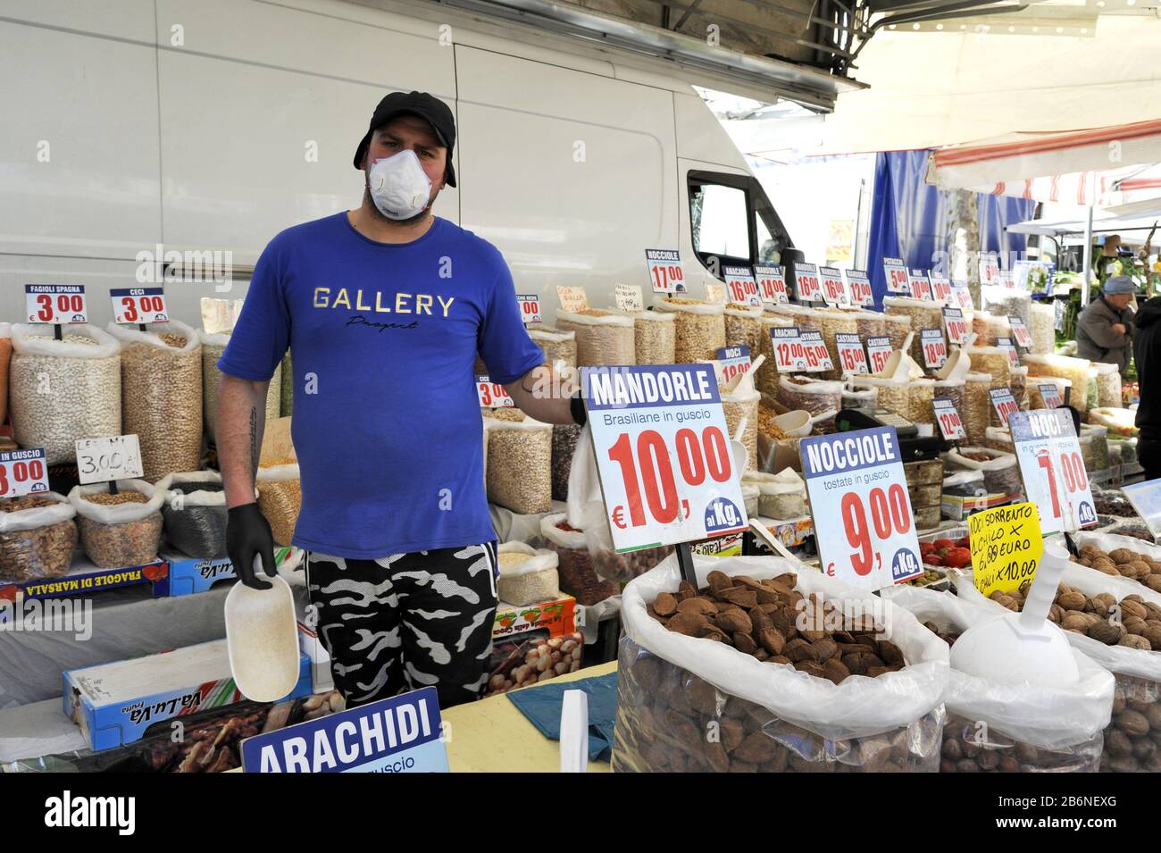 Épidémie du virus Covid-19 en Italie, marché de la rue à Milan Banque D'Images