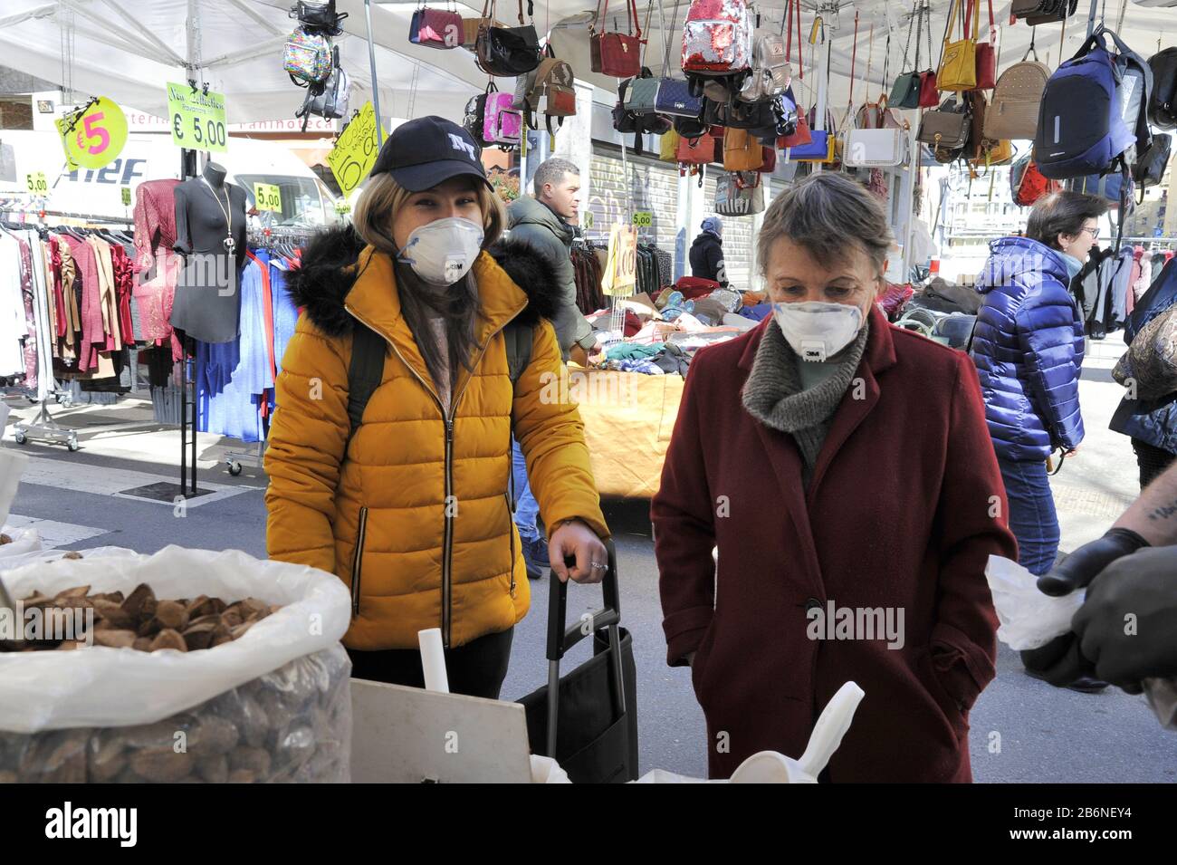 Épidémie du virus Covid-19 en Italie, marché de la rue à Milan Banque D'Images