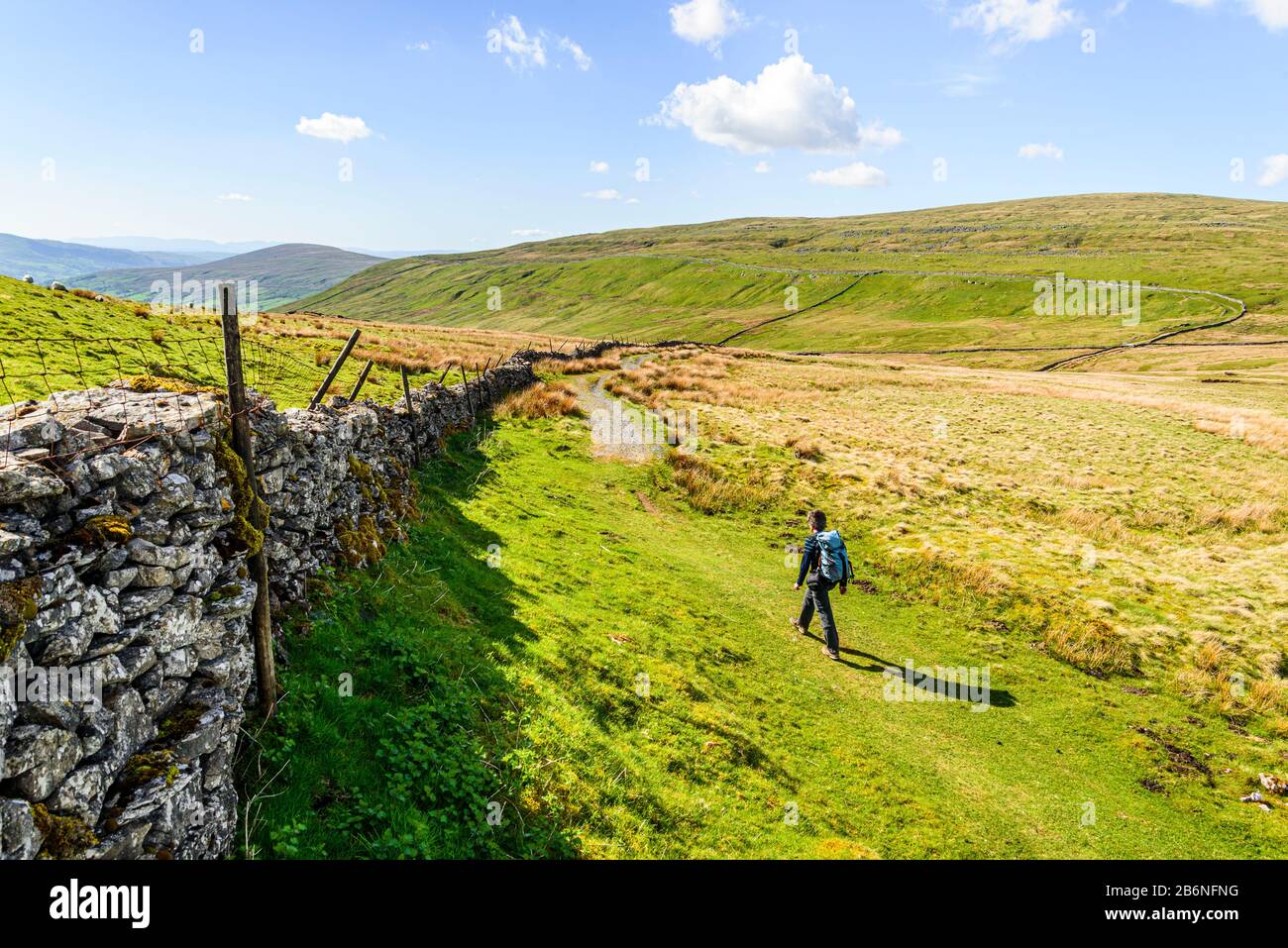 Walker on Wold est tombé dans le Yorkshire Dales, sur la Pennine Bridgleway Banque D'Images Walker on Wold est tombé dans le Yorkshire Dales, sur la Pennine Bridgleway Banque D'Images