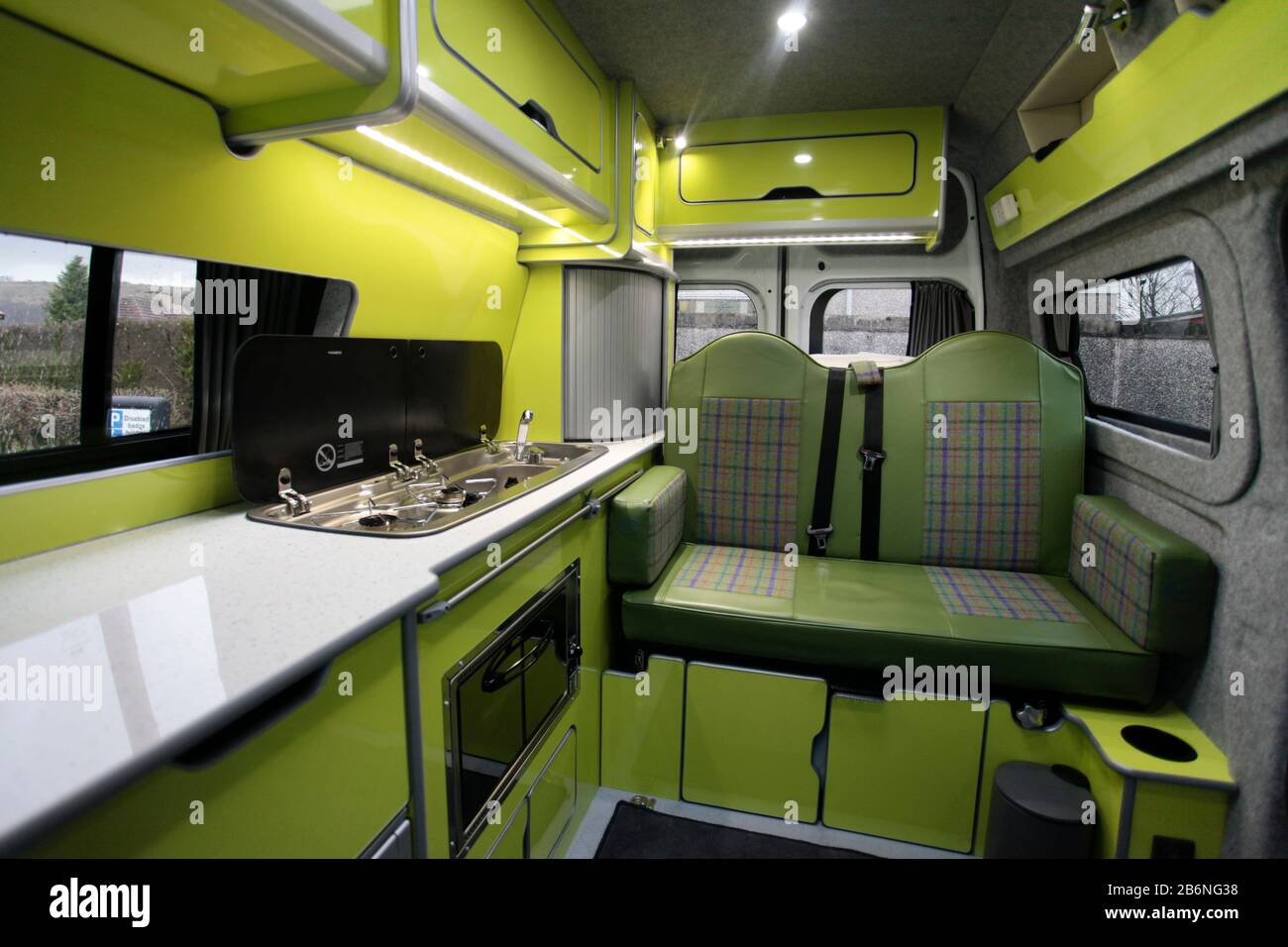 Intérieur de la conversion moderne lumineuse de campervan Photo Stock -  Alamy