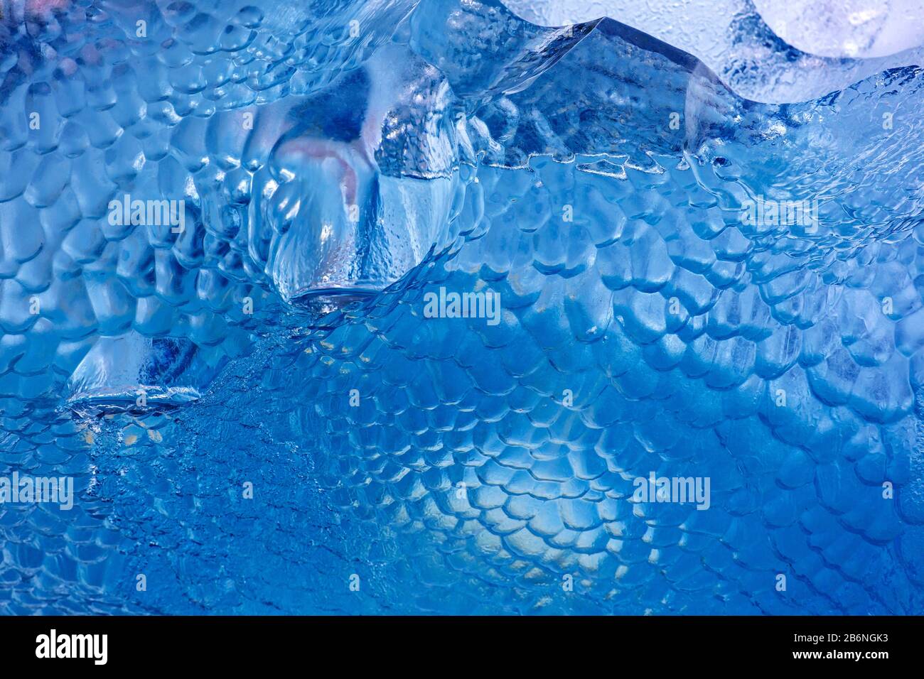 Motif abstrait de la fonte de la banquise / de l'iceberg montrant la texture due à l'eau de fonte / de fonte Banque D'Images