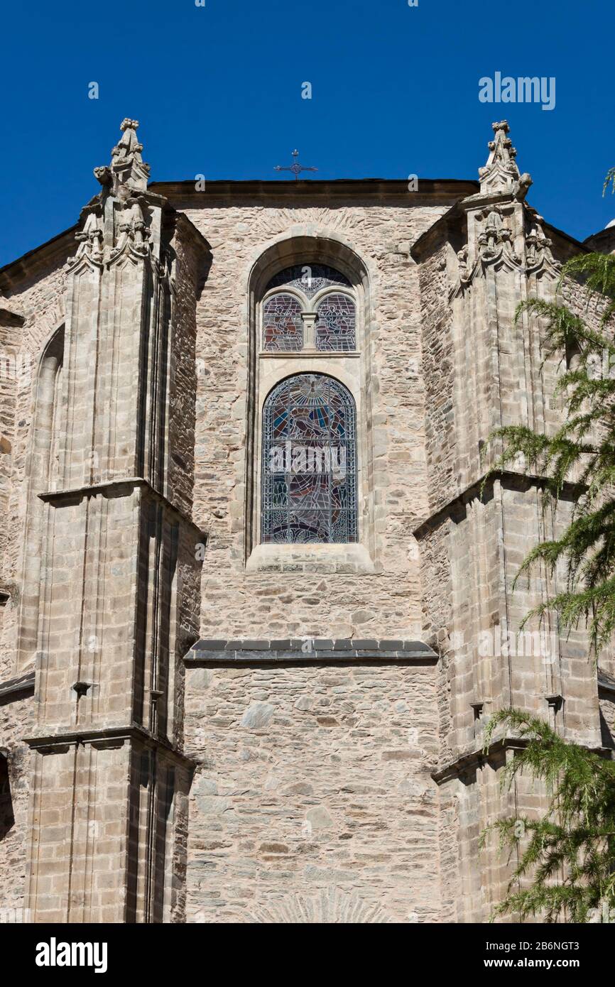 Façade avec vitrail dans l'église collégiale de Santa Maria à Villafranca del Bierzo, Castille et Leon, Espagne. Banque D'Images