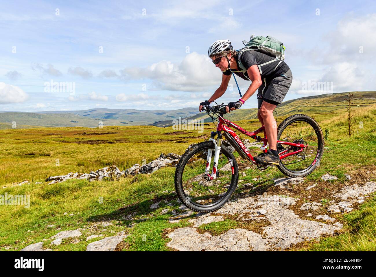 Cycliste descendant près de Gavel Gap sur la Pennine Bridgleway dans le Yorkshire Dales Banque D'Images Cycliste descendant près de Gavel Gap sur la Pennine Bridgleway dans le Yorkshire Dales Banque D'Images