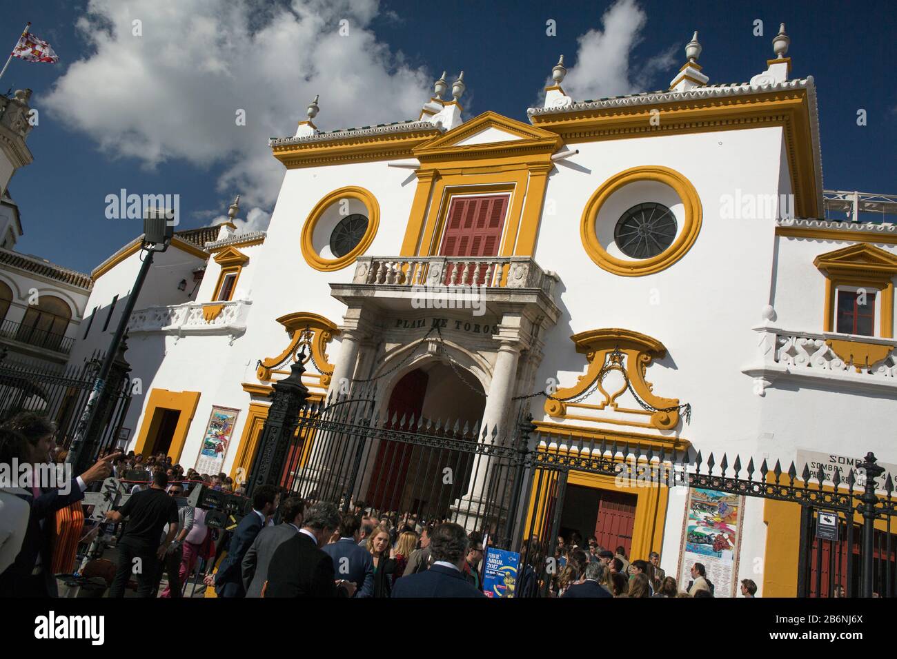 Entrée principale à la arènes de la Maestranza lors d'une journée de bagarre de la Feria de Abril, Séville, Espagne Banque D'Images