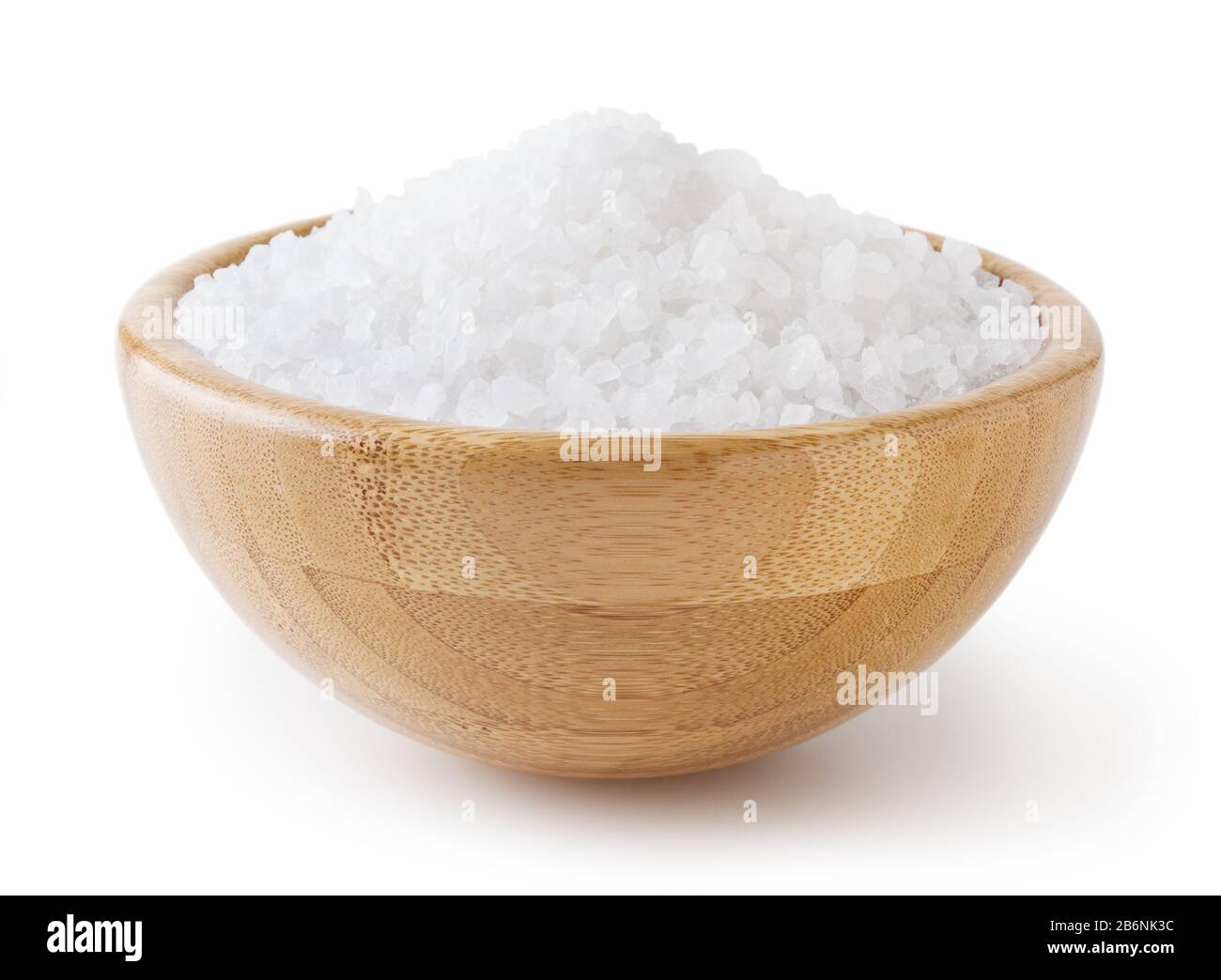 Le sel de mer en bol en bois isolé sur fond blanc avec clipping path Banque D'Images