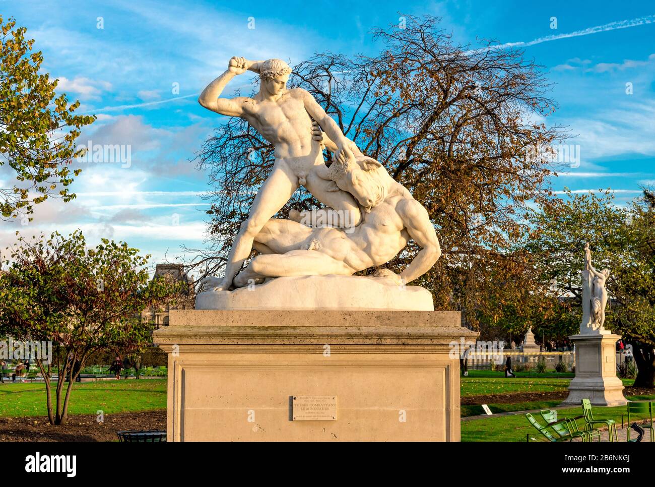 Statue ancienne de Theseus luttant avec Minotaur dans le jardin des Tuileries, Paris, France Banque D'Images