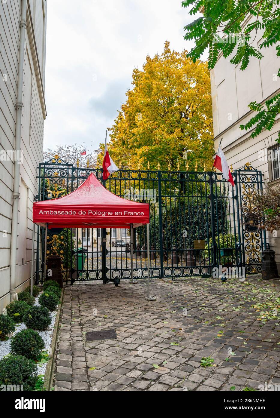 Porte d'entrée de l'ambassade de Pologne dans le centre de Paris, France Banque D'Images