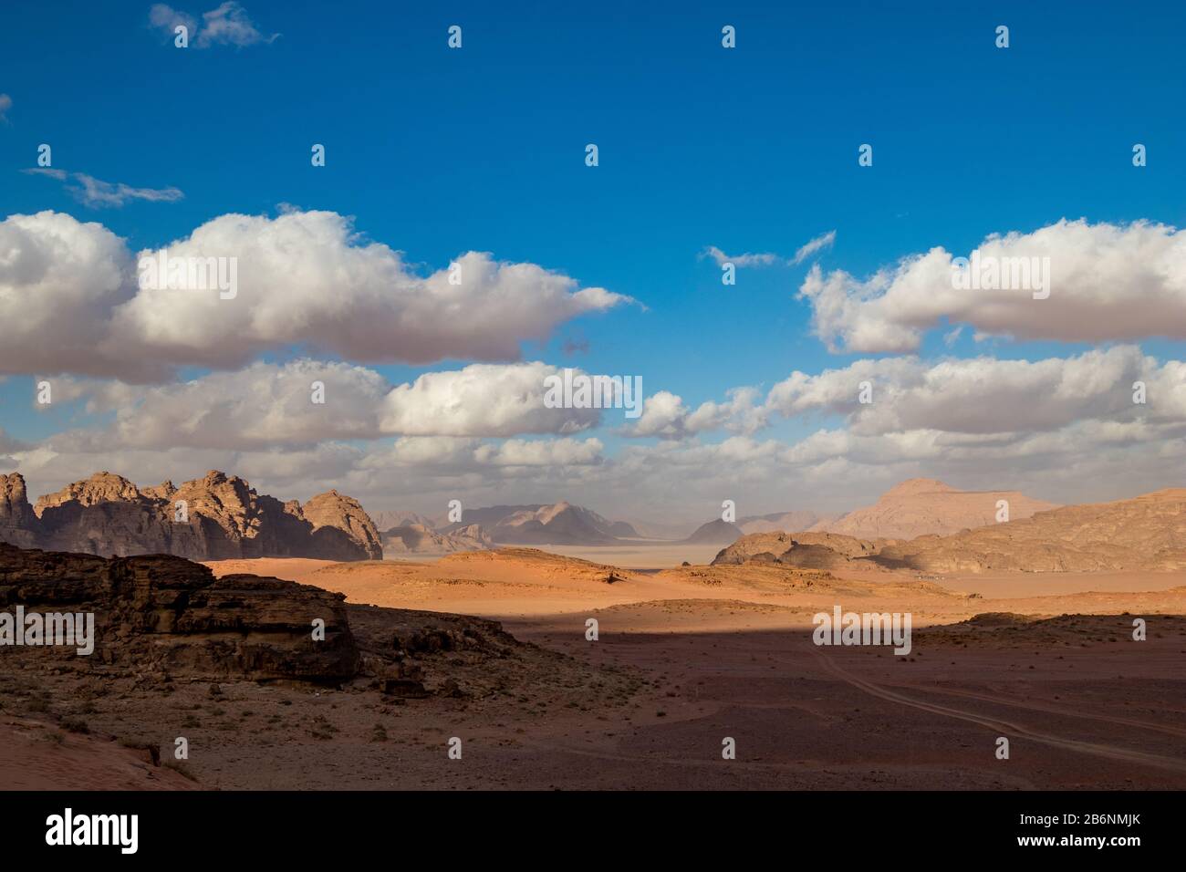 Royaume de Jordanie, désert de Wadi Rum, paysage ensoleillé de jour d'hiver paysage avec des nuages blancs et des couleurs chaudes. Belle photographie de voyage. Un magnifique désert peut être exploré lors d'un safari Banque D'Images