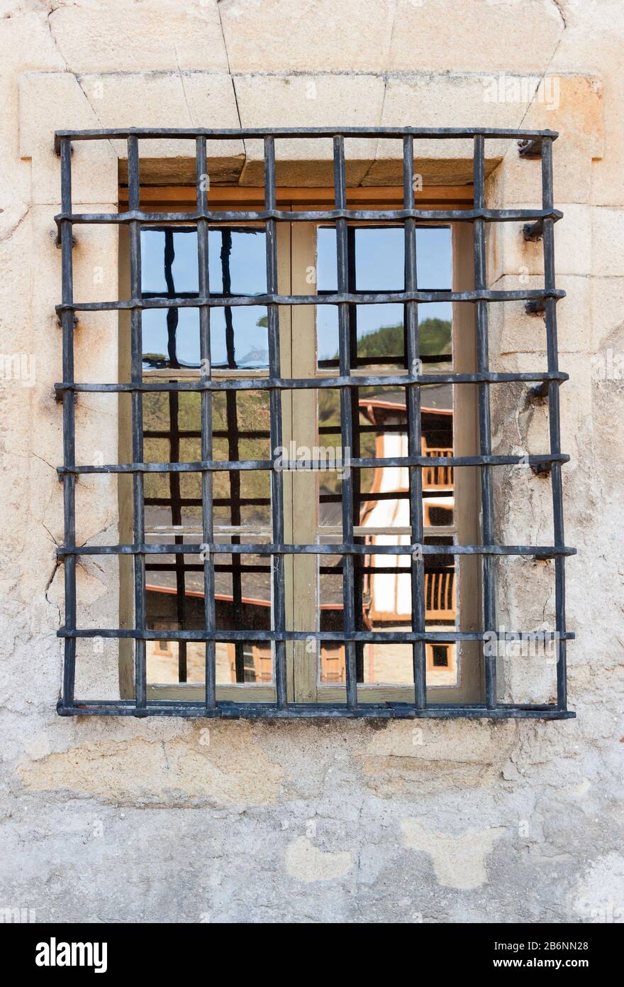 Fenêtre avec grille en fer forgé dans le couvent St Nicolas à Villafranca del Bierzo, Castilla y Leon, Espagne. Banque D'Images