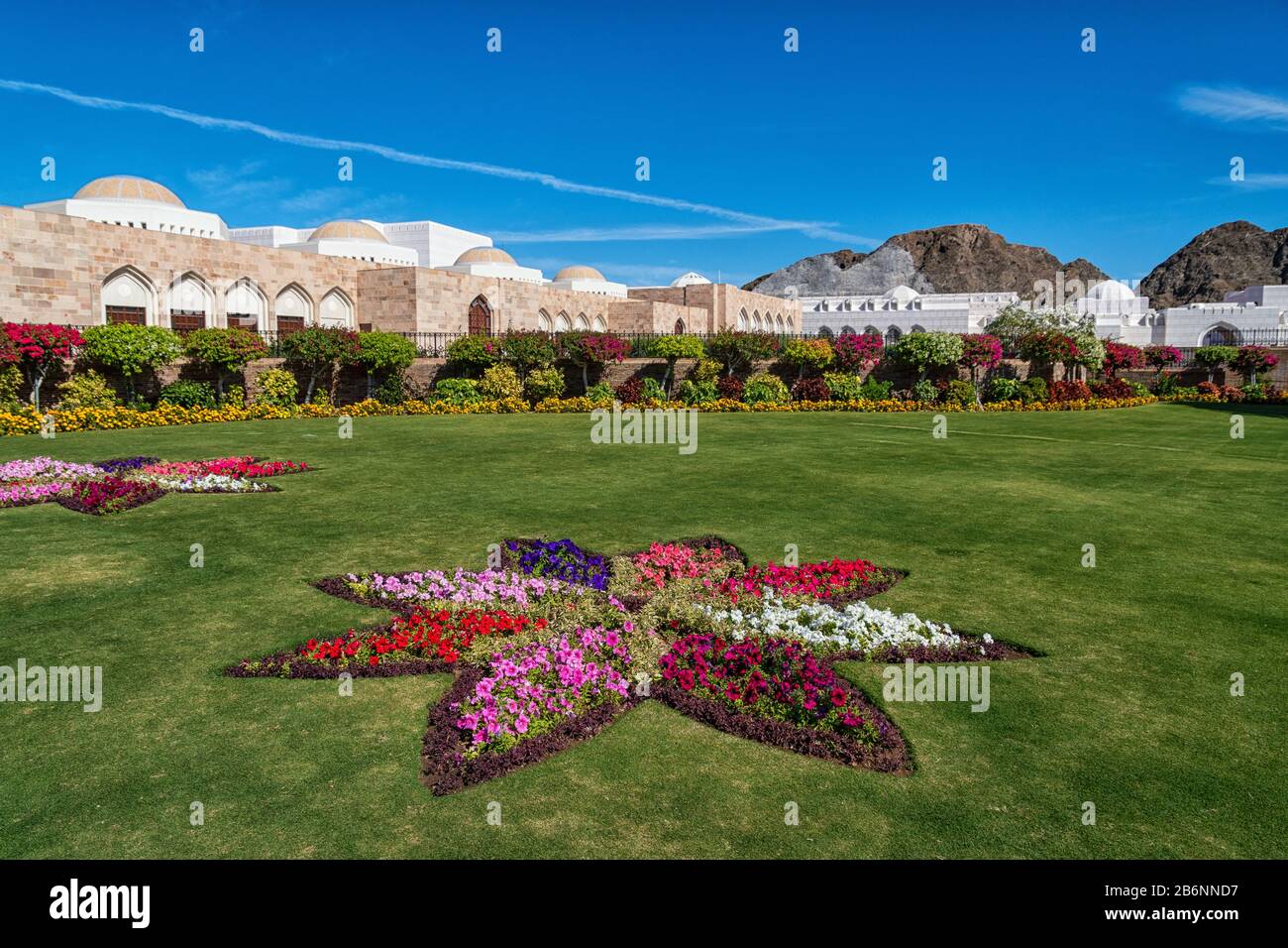 Fleurs devant le Palais du Sultan Qasr al-Alam à Muscat en Oman Banque D'Images