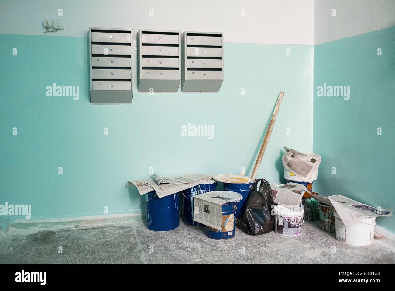 Réparation dans le bâtiment de l'appartement. Peinture, journaux, brosses, balai à franges et divers pour la peinture et le nettoyage. Banque D'Images